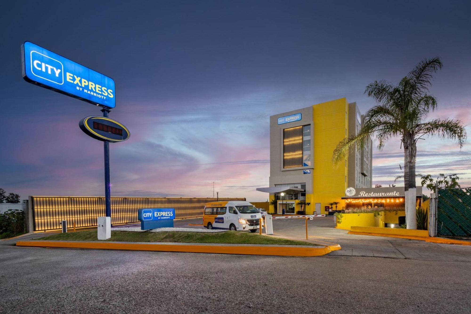 City Express By Marriott Guadalajara Aeropuerto Las Pintas Exteriör bild